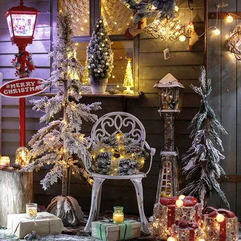 Коледно дърво, кедрови ратан украса от пода до тавана, прозорец, кафе ресторант, семейна празнична атмосфера декорация на беседки